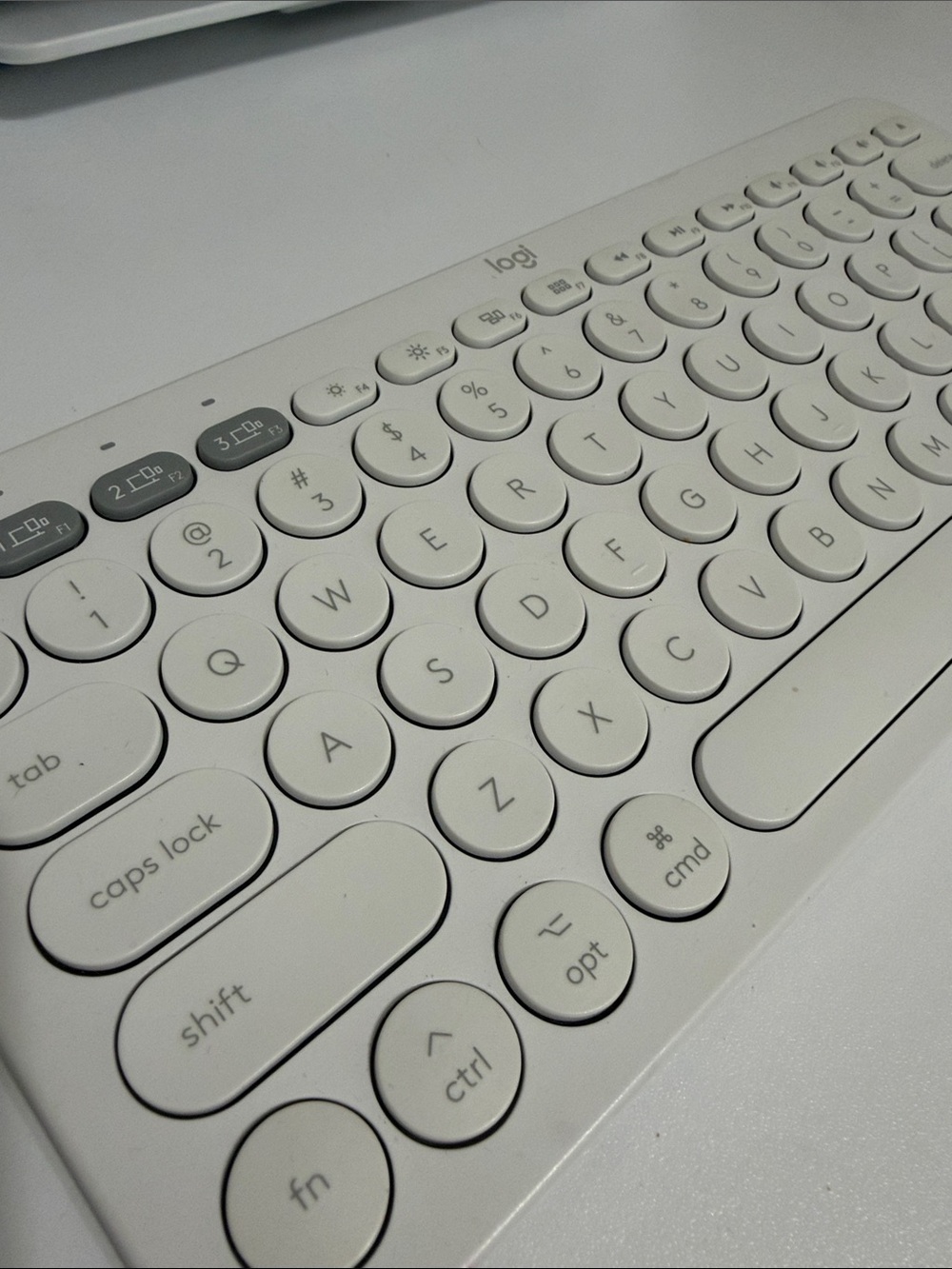 White Bluetooth Compact Keyboard — Round-Key Wireless Design - Picture 2 of 2